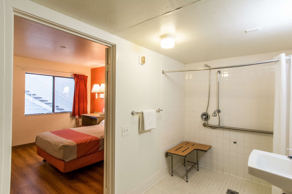 غرفة قياسية بسرير مزدوج لذوي الإعاقة، Motel6 Redding, CA - North 6/6
