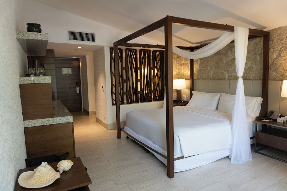 MASTER, SUITE, KING BED, GARDEN VIEW, BALCONY, BATHTUB
