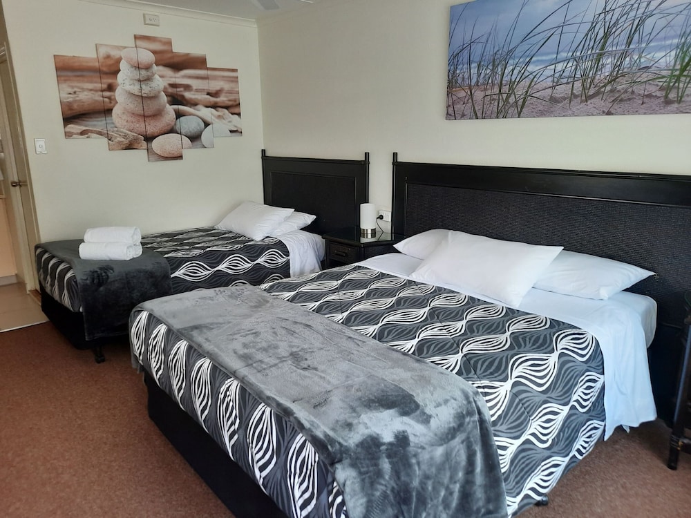 ROOM, TWIN BEDS