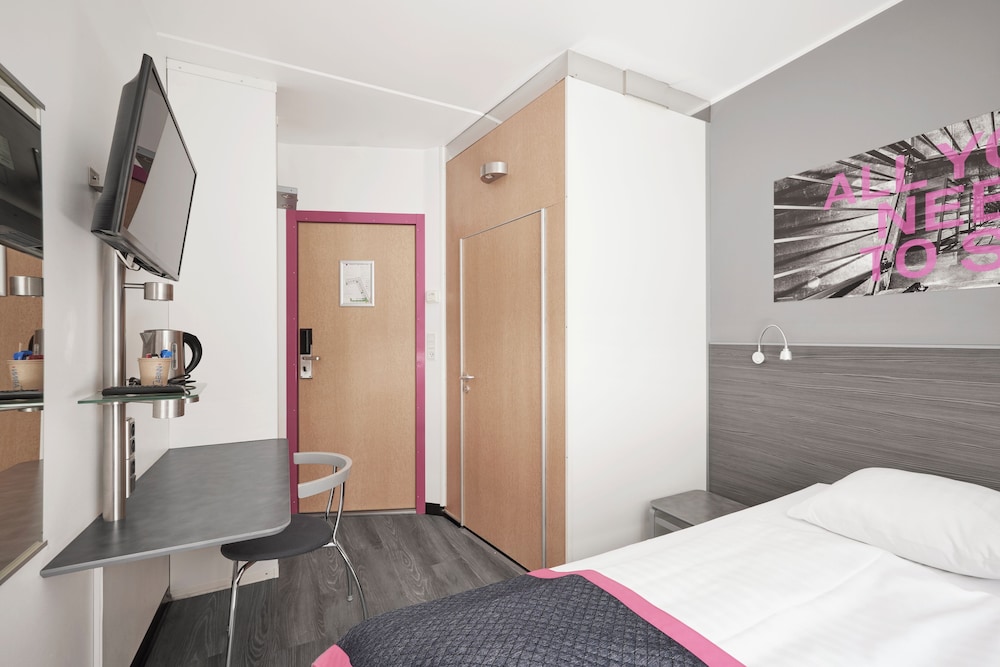 Commodore room twin beds