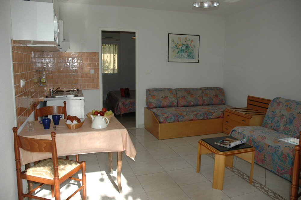 Court Inn and Suites 17/42