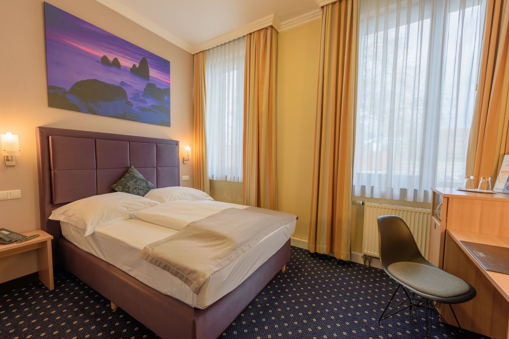 ROOM, SINGLE