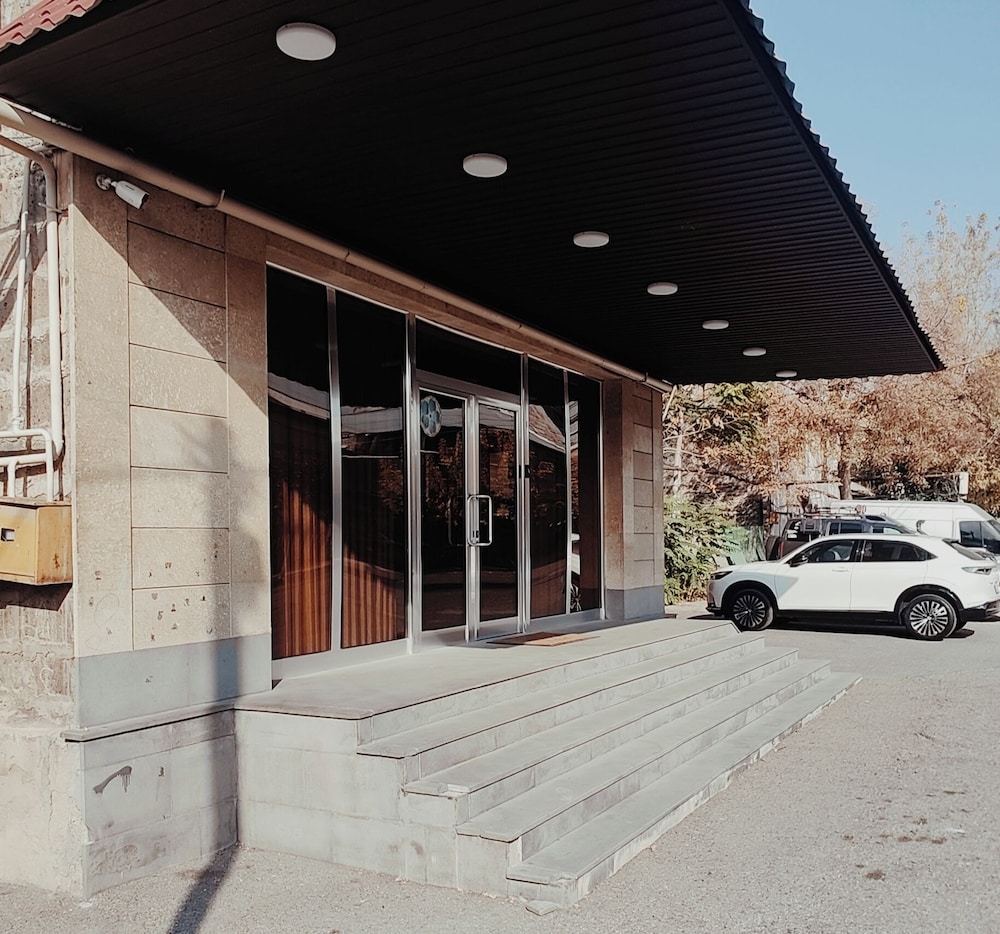 Areg Hotel 104/113
