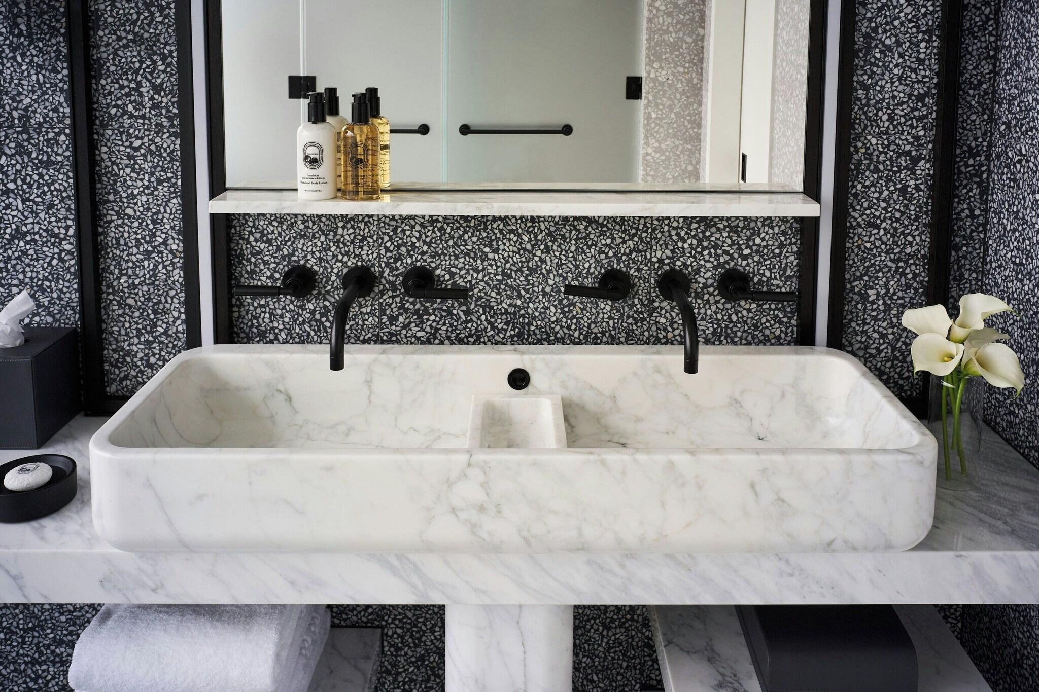 غرفة بسرير مزدوج لذوي الإعاقة، The Ritz-Carlton New York, NoMad 3/3