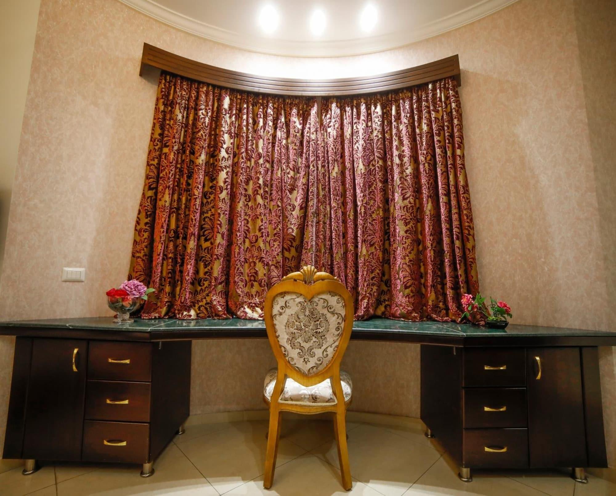 Villa Queens Hotel 4/32