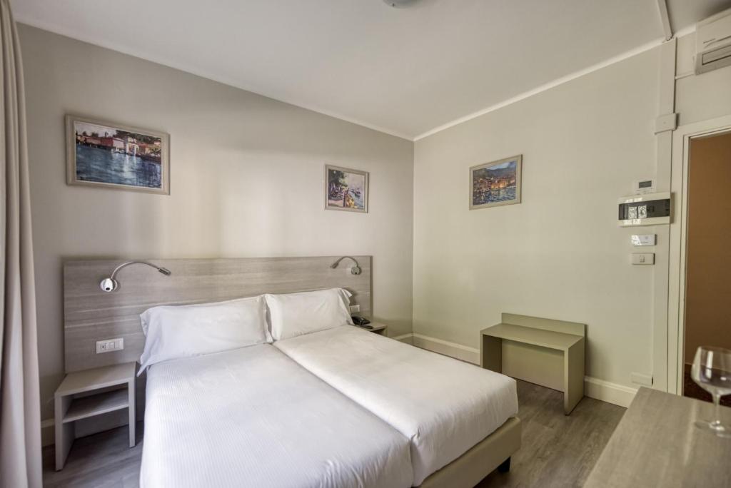غرفة قياسية بسريرين منفصلين، Hotel Bazzoni And Du Lac 2/5