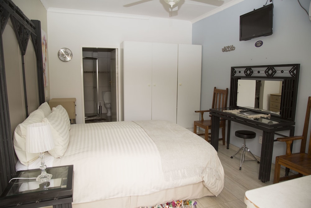 Xaviera Guest House 7/35