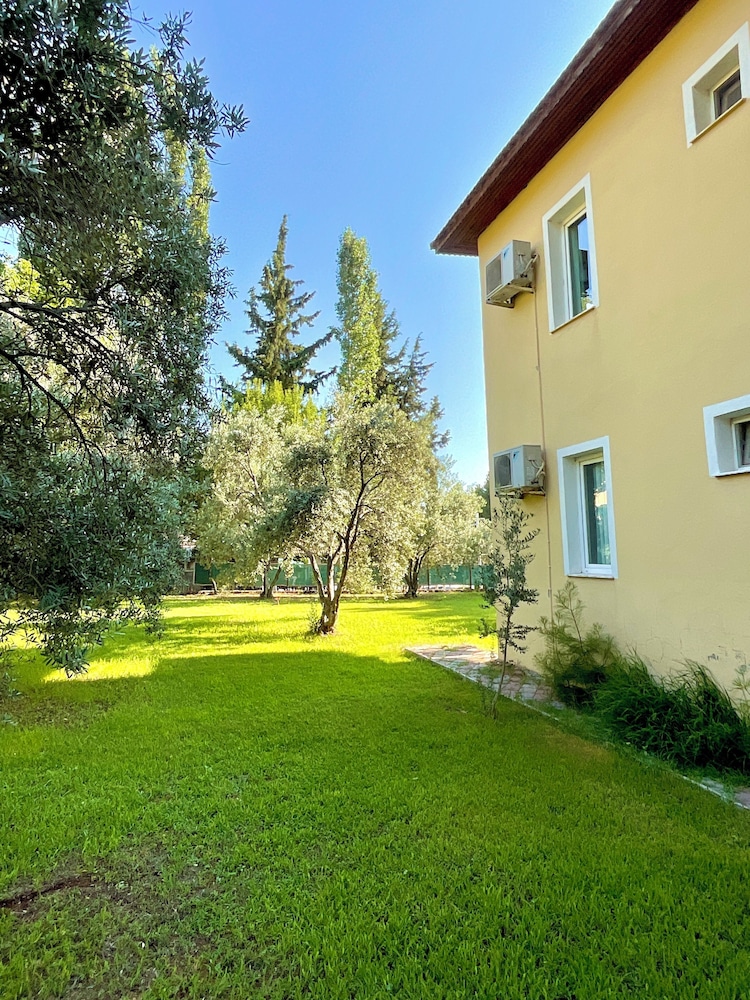 Gunes Hotel & Apartments 44/46