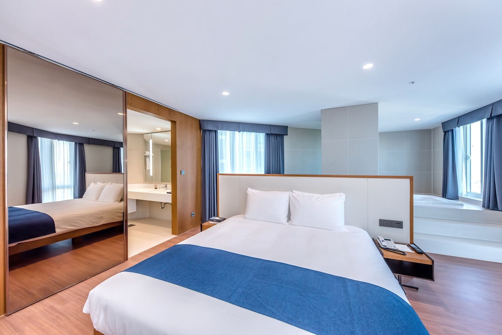 SUITE, QUEEN BED, OCEAN VIEW