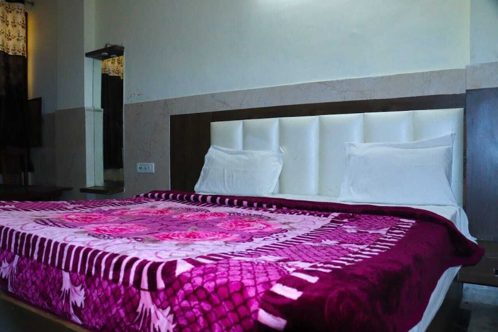 HOTEL AMBIKA PALACE 15/32