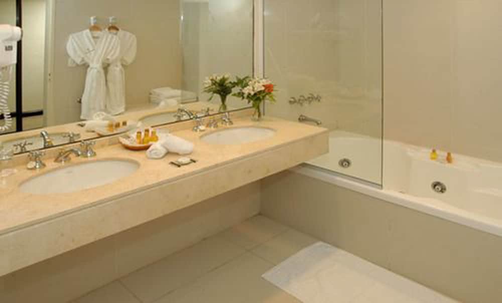 Cacique Inacayal Lake & Spa Hotel 49/50