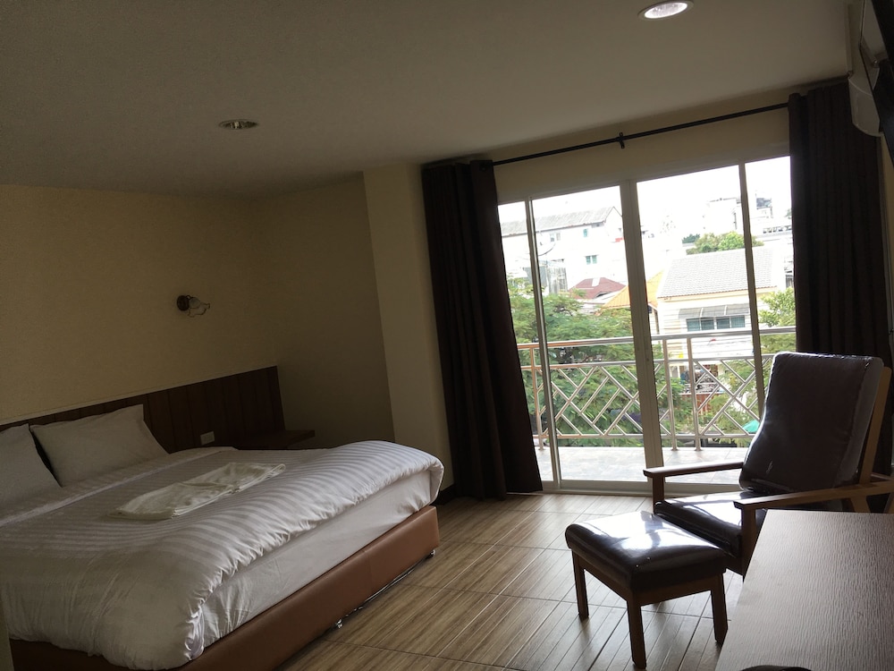 DELUXE, KING BED