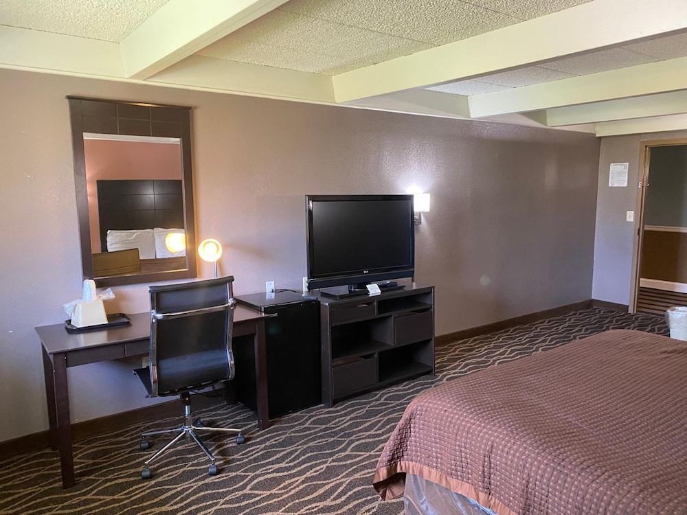 Economy Inn North Randall 26/49