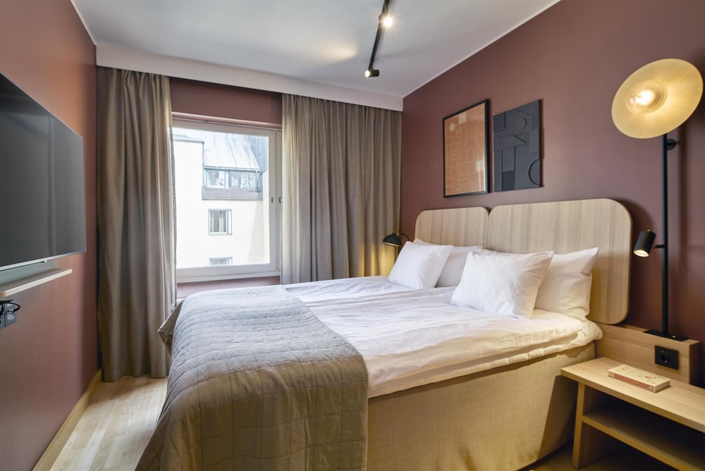 ROOM, QUEEN BED