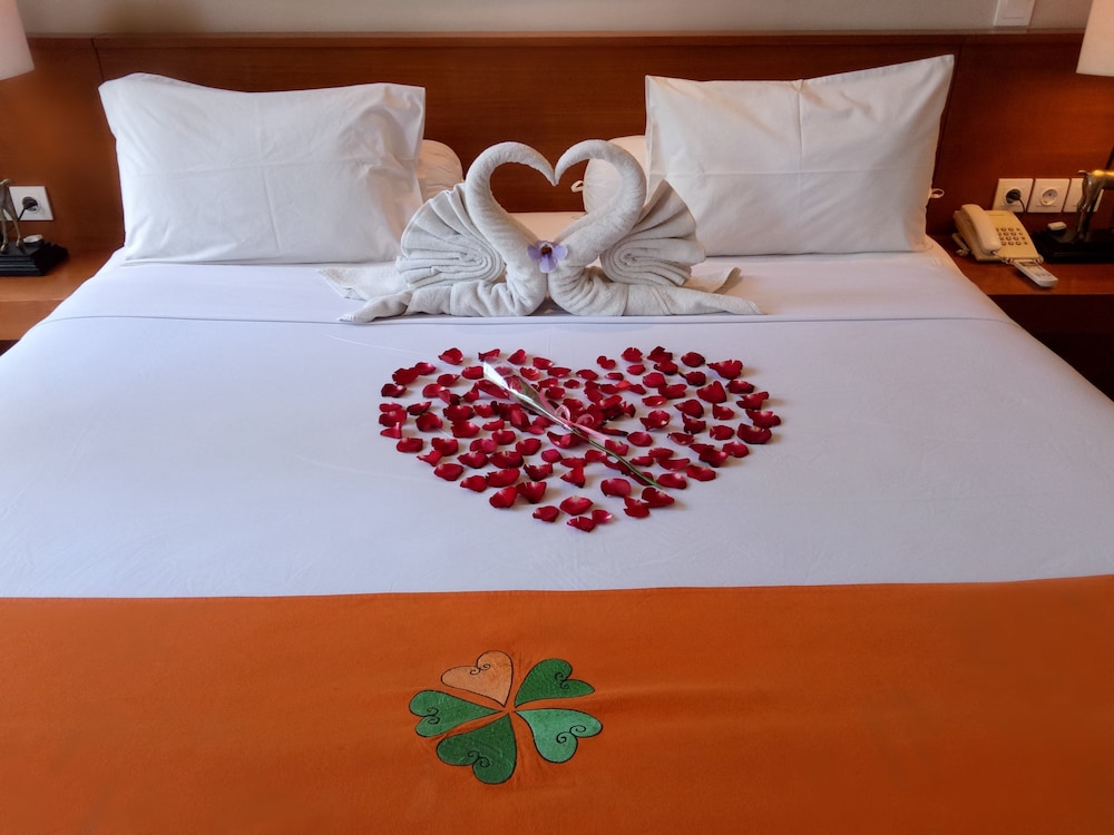ANAHATA VILLAS AND SPA RESORT 18/30