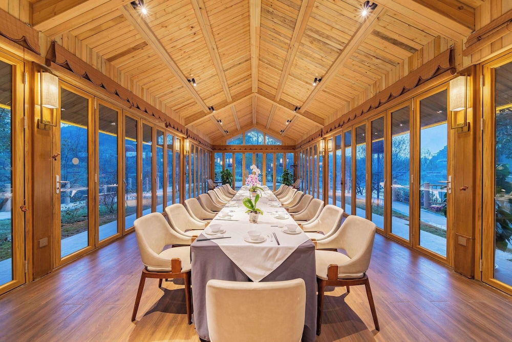 Howard Johnson Lake Serenity Hotel Neijiang 29/46