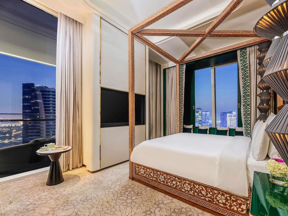 Diplomat Corner Suite