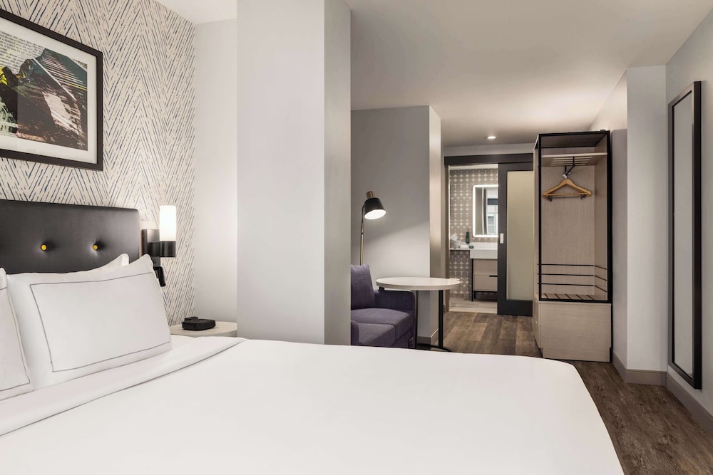 STUDIO, SUITE, KING BED