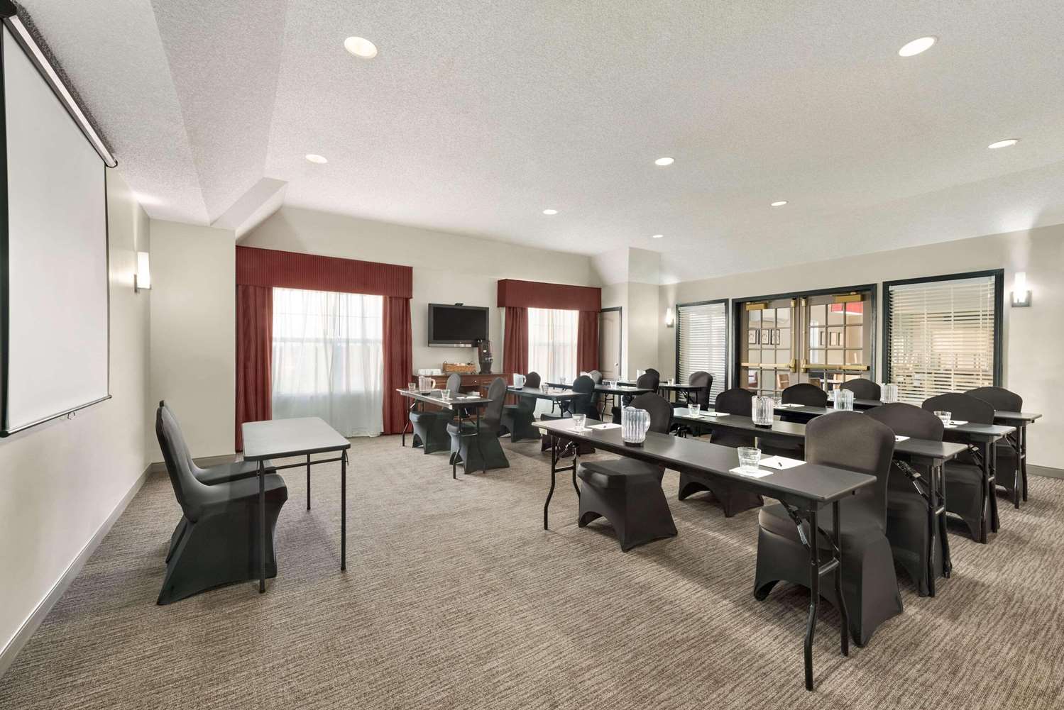 Country Inn & Suites by Radisson Kansas City at Village West KS 12/21