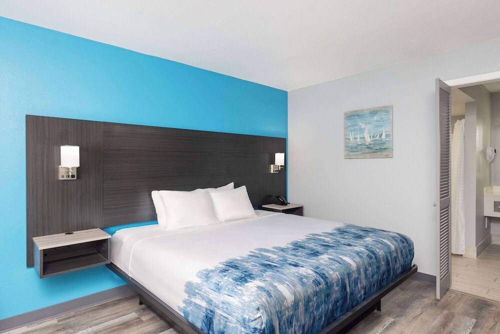 DELUXE, KING BED