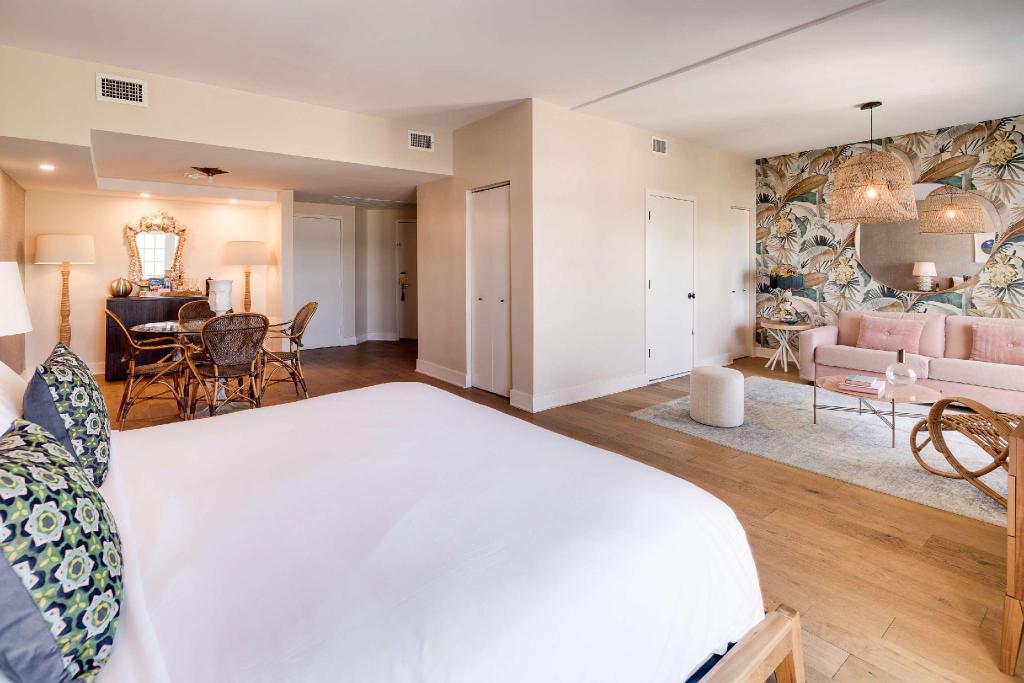 2 Bedrooms, Suite, Ocean Front, Balcony، The Savoy Hotel & Beach Club 2/3