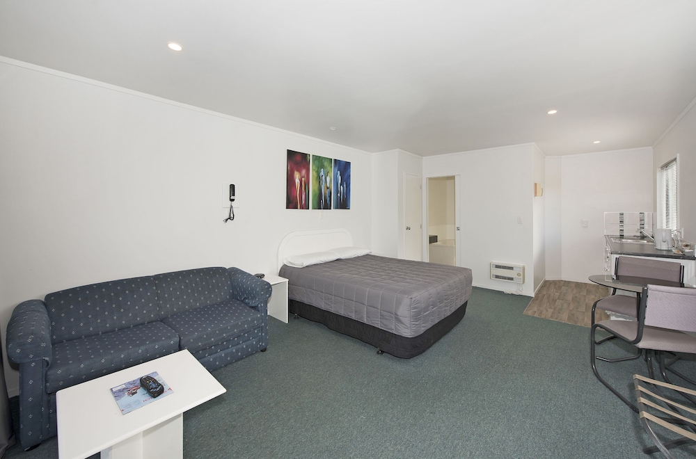 Camellia Court Motel 10/24