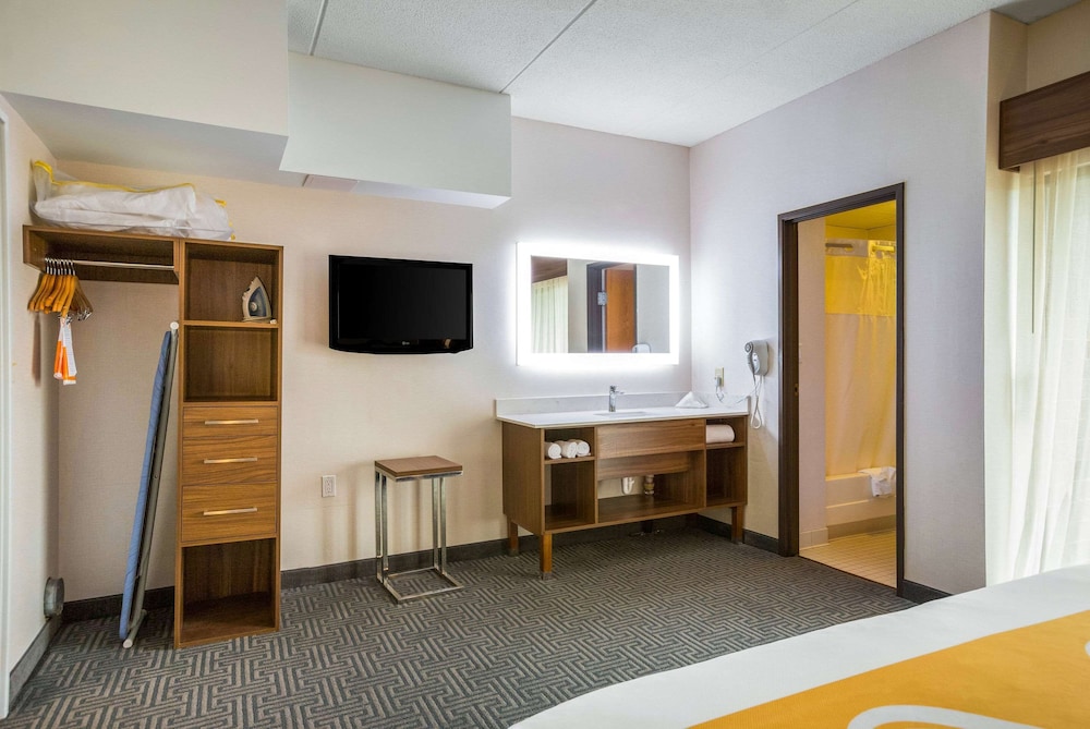 Quality Suites Lansing West 15/45