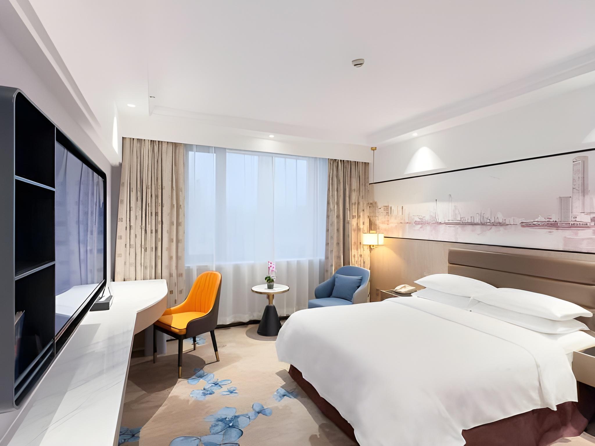 Elegant Queen Size Bed Room City View