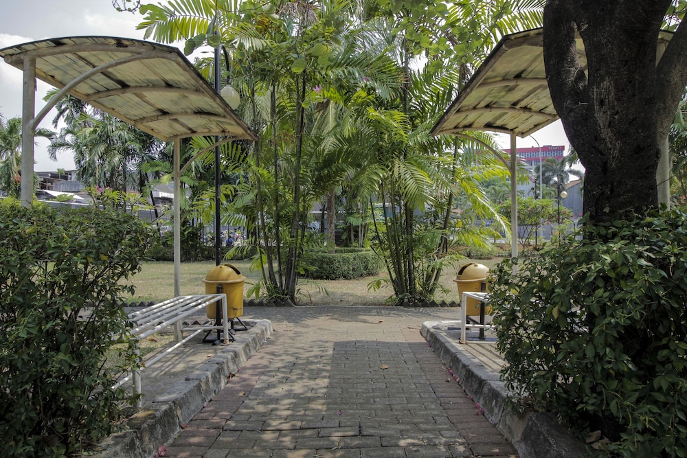Reddoorz Plus Near Gbk Senayan 42/47