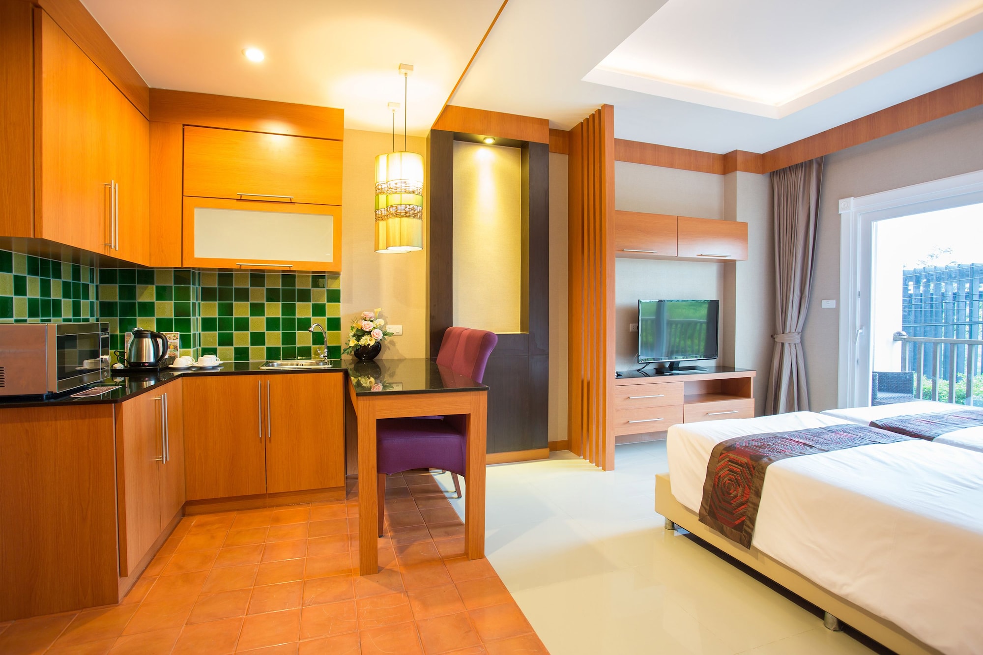 2 BEDROOMS, FAMILY, KITCHENETTE