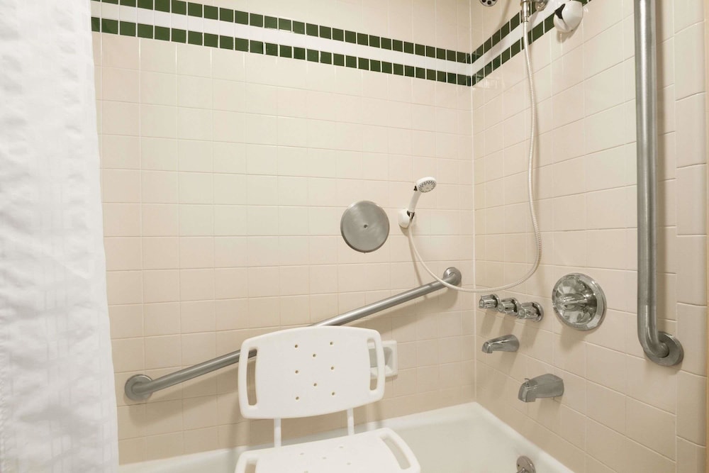 Days Inn By Wyndham Alexander City 20/20