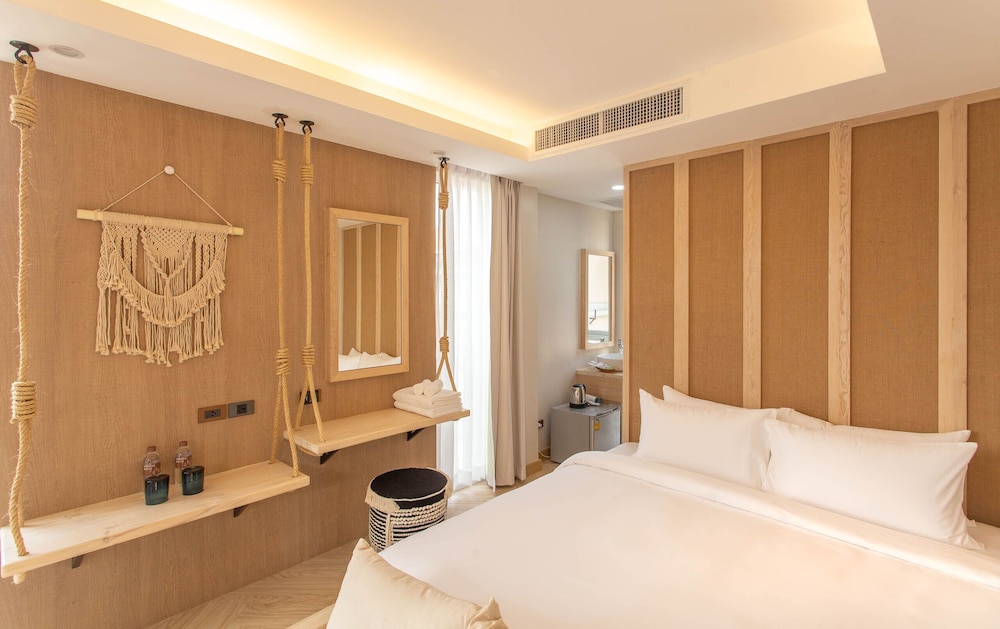DELUXE, KING BED