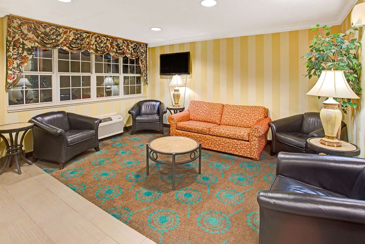 Microtel Inn and Suites by Wyndham Atlanta Airport 17/25