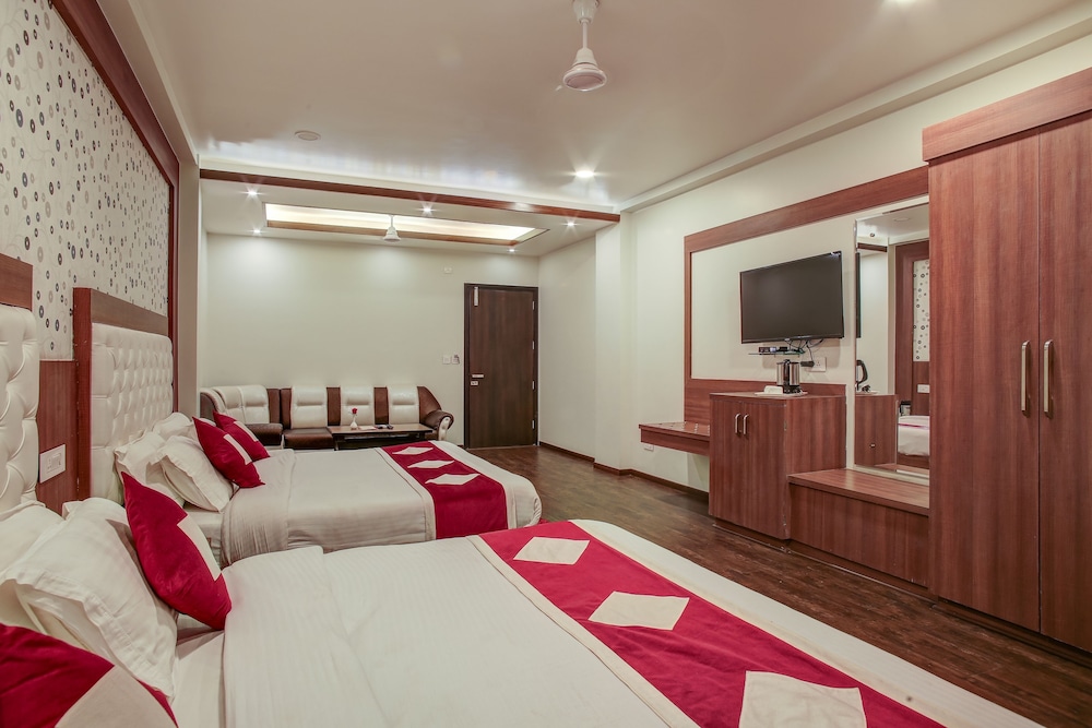 Hotel The Royal Krishna 24/47