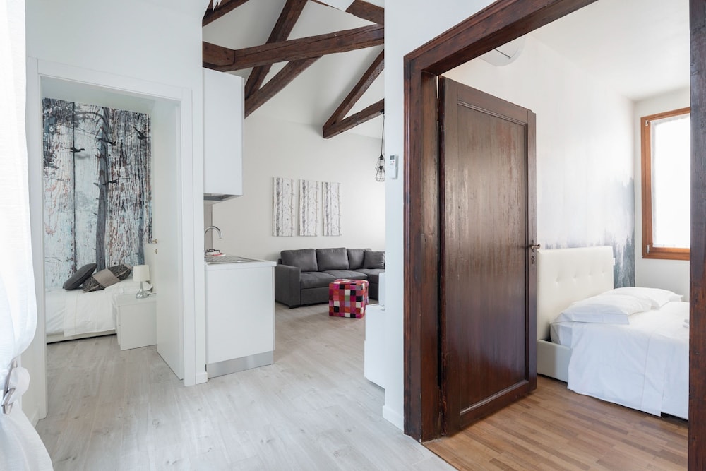 Apartments in San Marco with Canal View 11/37