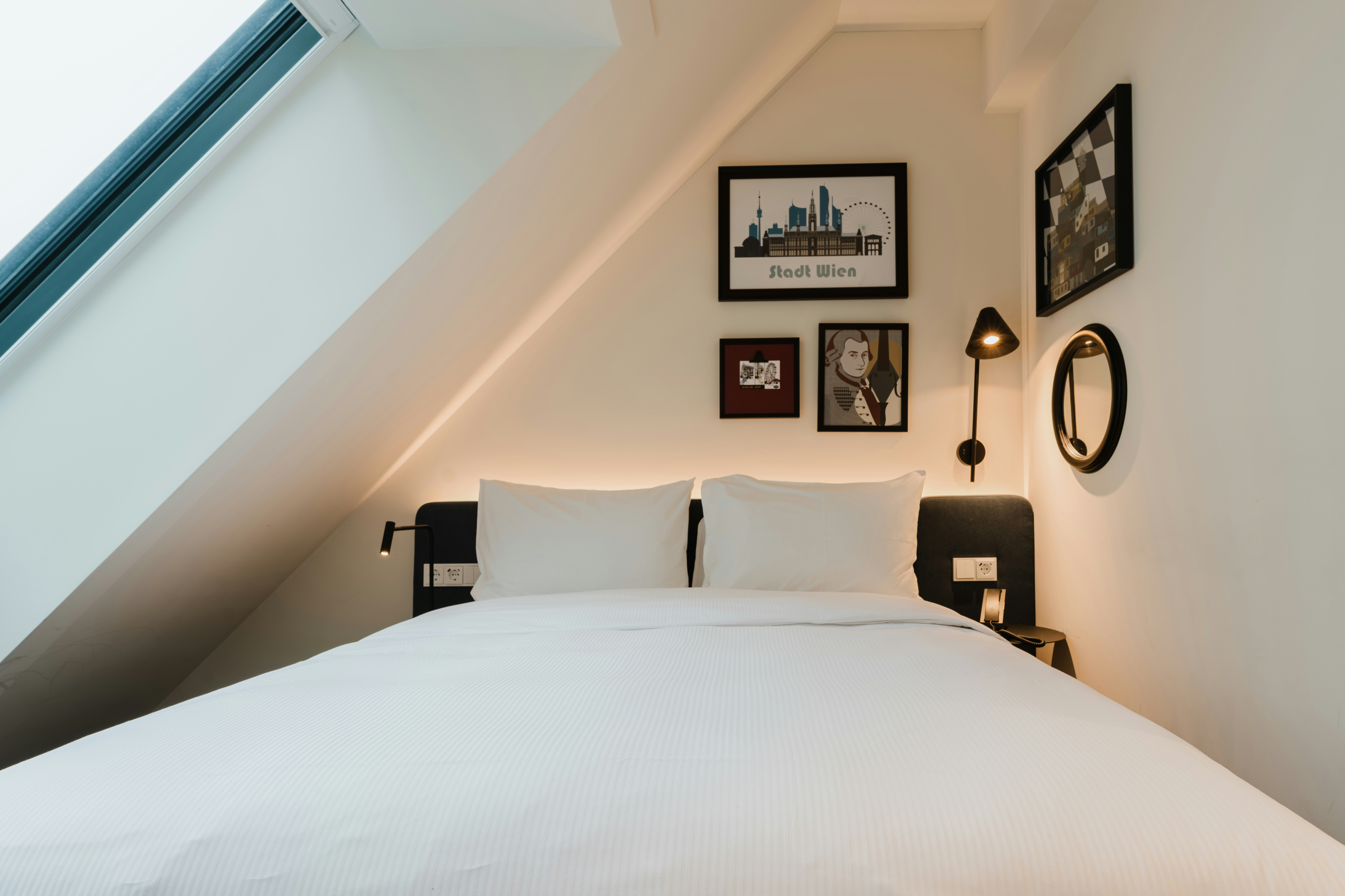 ROOM, QUEEN BED