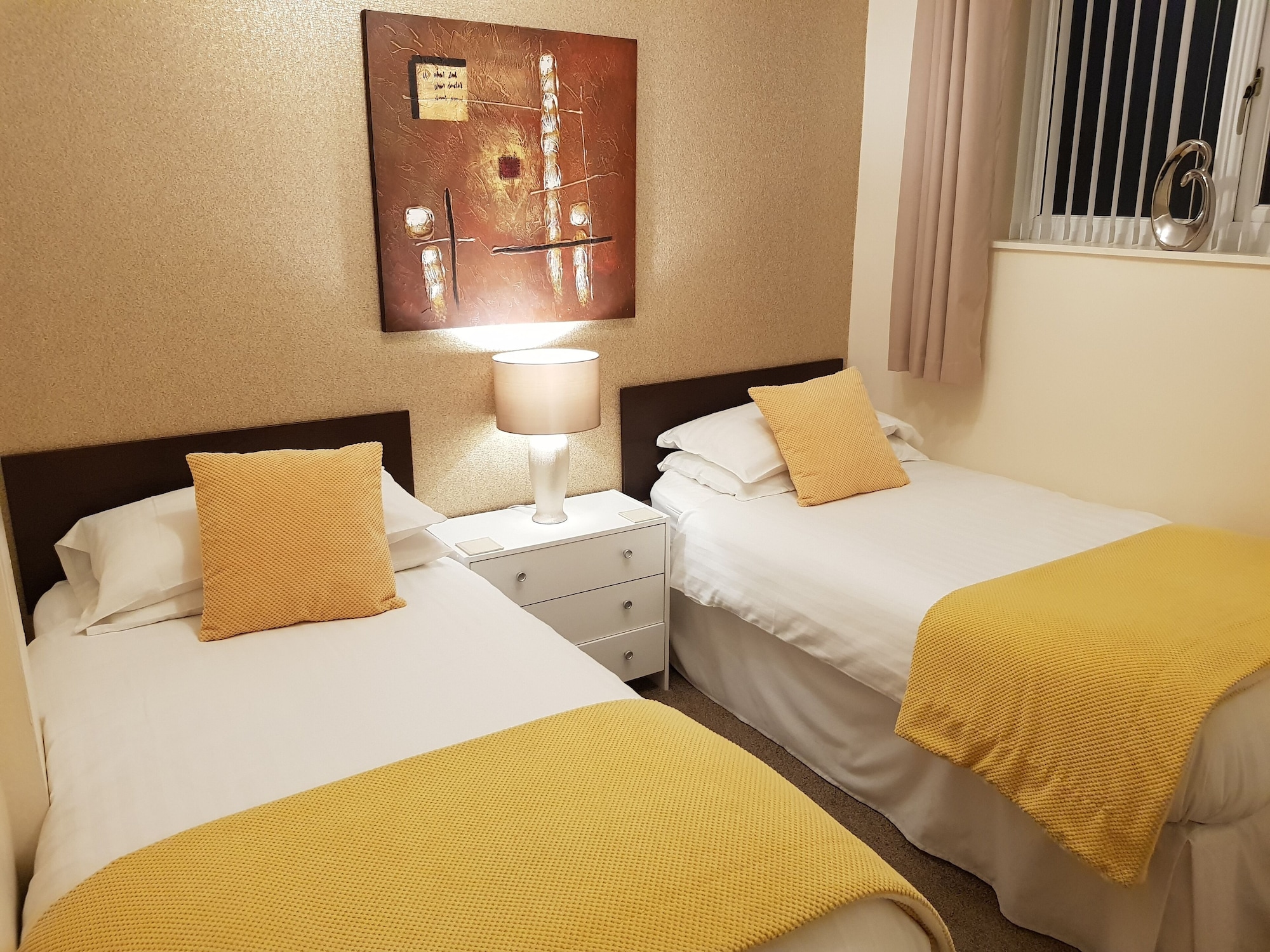 ROOM, TWIN BEDS