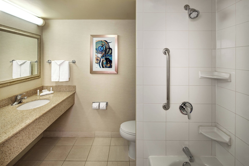 Room, King Bed, Accessible, Fairfield Inn And Suites By Marriott Toronto Brampton 3/3