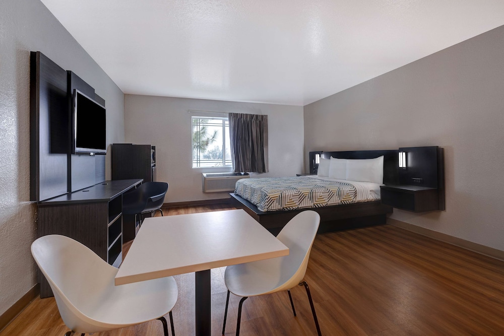 Motel6 Buttonwillow, CA - Central 35/50