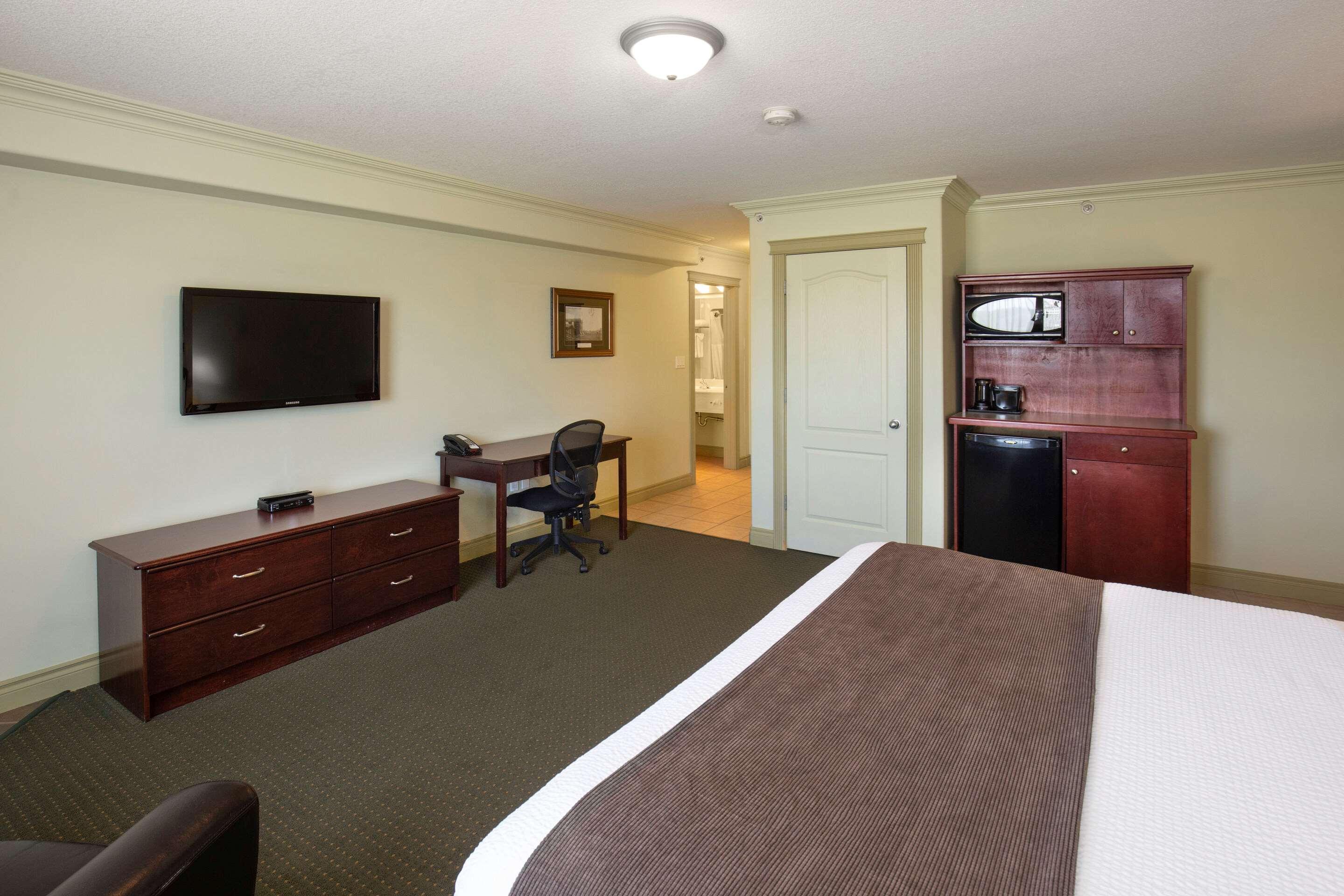 غرفة بسرير كينج للمدخنين، Quality Inn & Suites Whitecourt 3/4