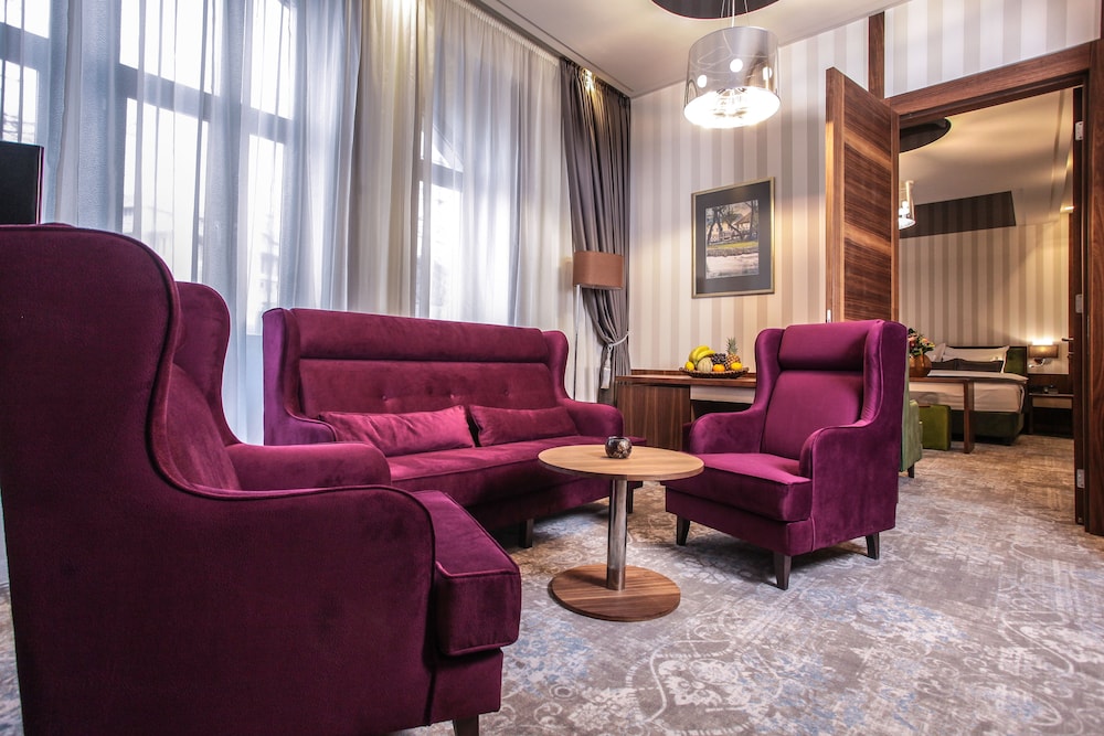 HERITAGE HOTEL KRONE 54/77