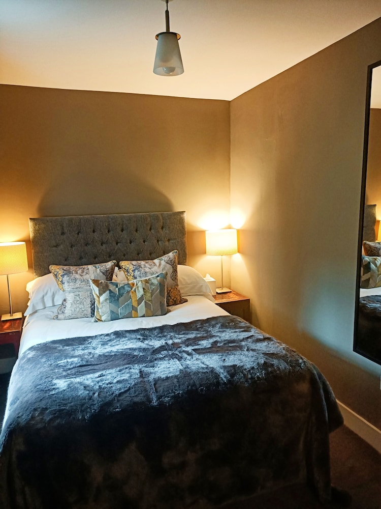 Six Brunton Place 9/34