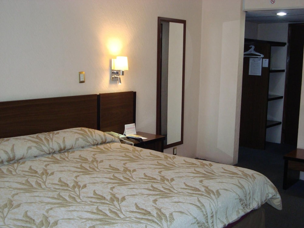 Hotel Real Plaza 24/69