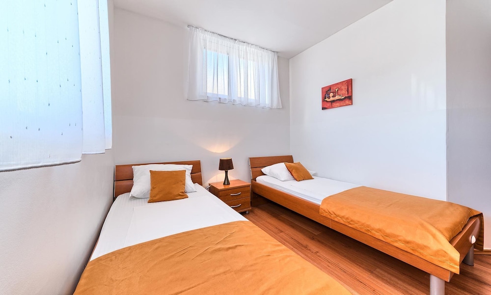 Stipe Aparthotel 10/81