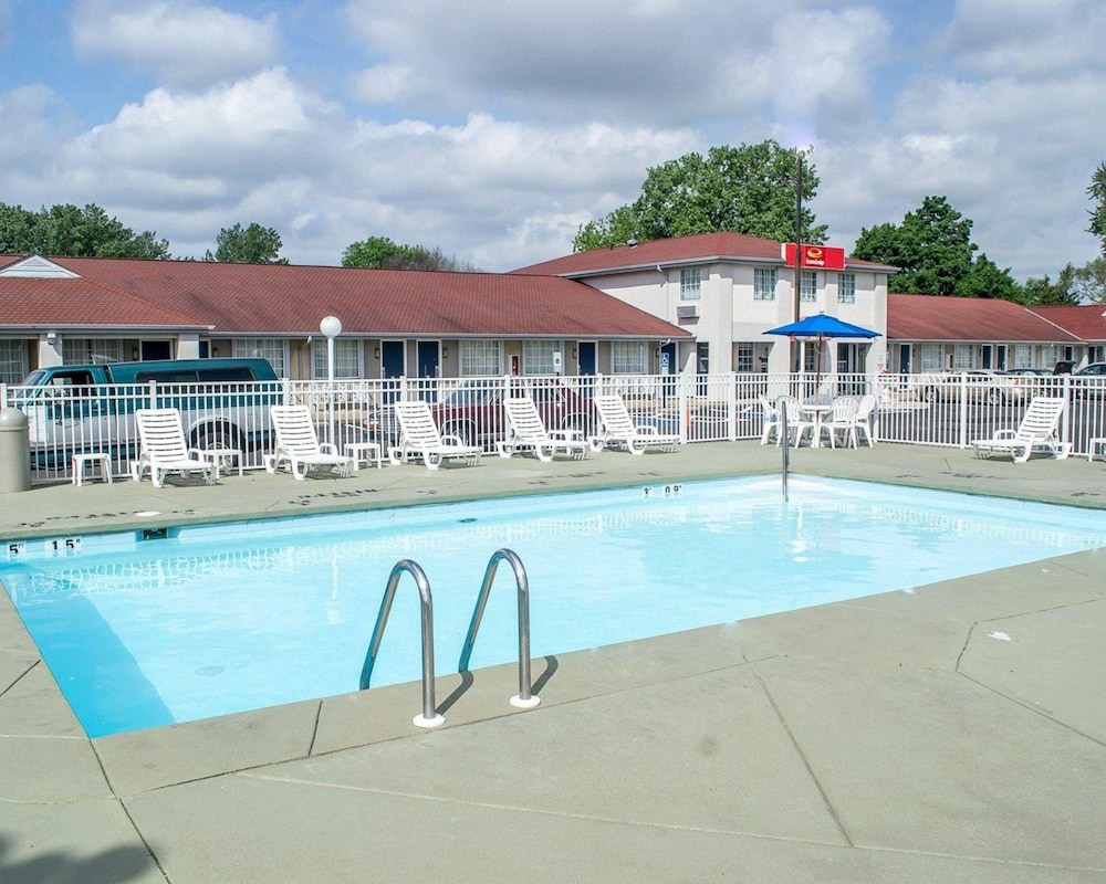 Econo Lodge Inn & Suites South 24/27