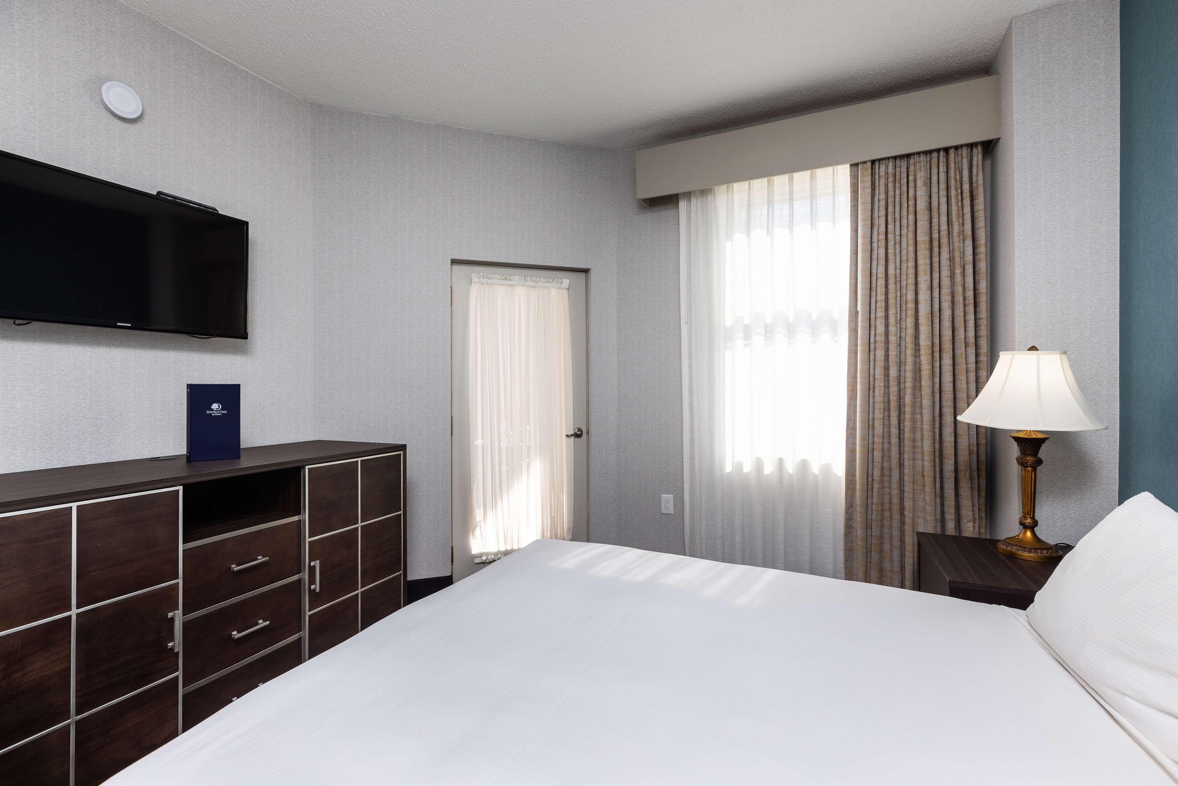 2 ROOMS, SUITE, KING BED