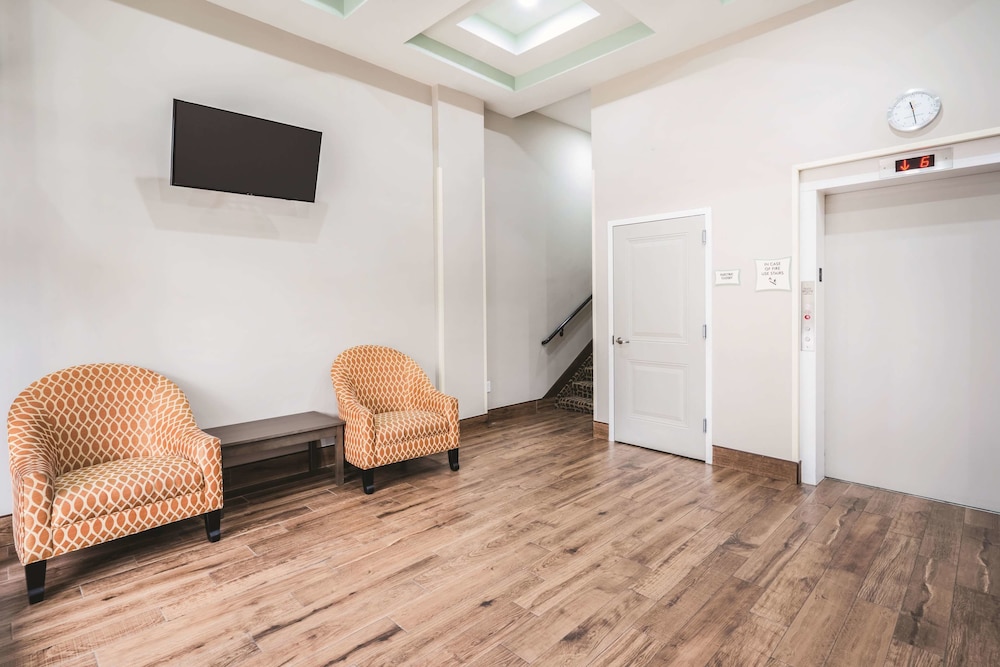 La Quinta Inn & Suites Brooklyn Central 10/17
