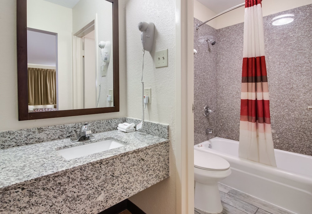 Red Roof Inn & Suites Commerce 16/33