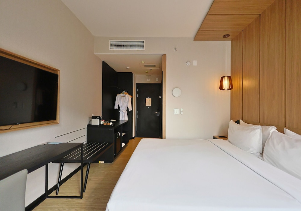 EXECUTIVE, KING BED