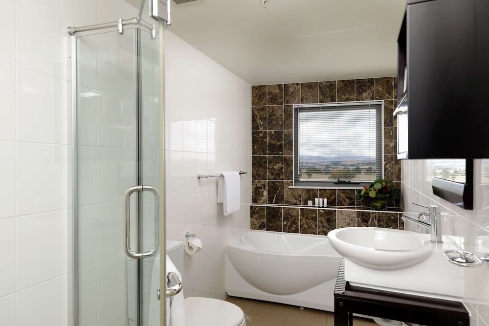 Rydges Mount Panorama Bathurst 11/66
